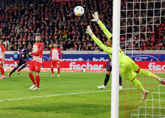 德甲弗赖堡2-2拜仁慕尼黑 穆西亚拉破门难救主 霍勒破门助球队逼平拜仁